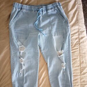 Stretchy tie in the front, ripped jeans